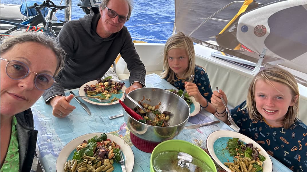 Familie auf dem Segelboot.